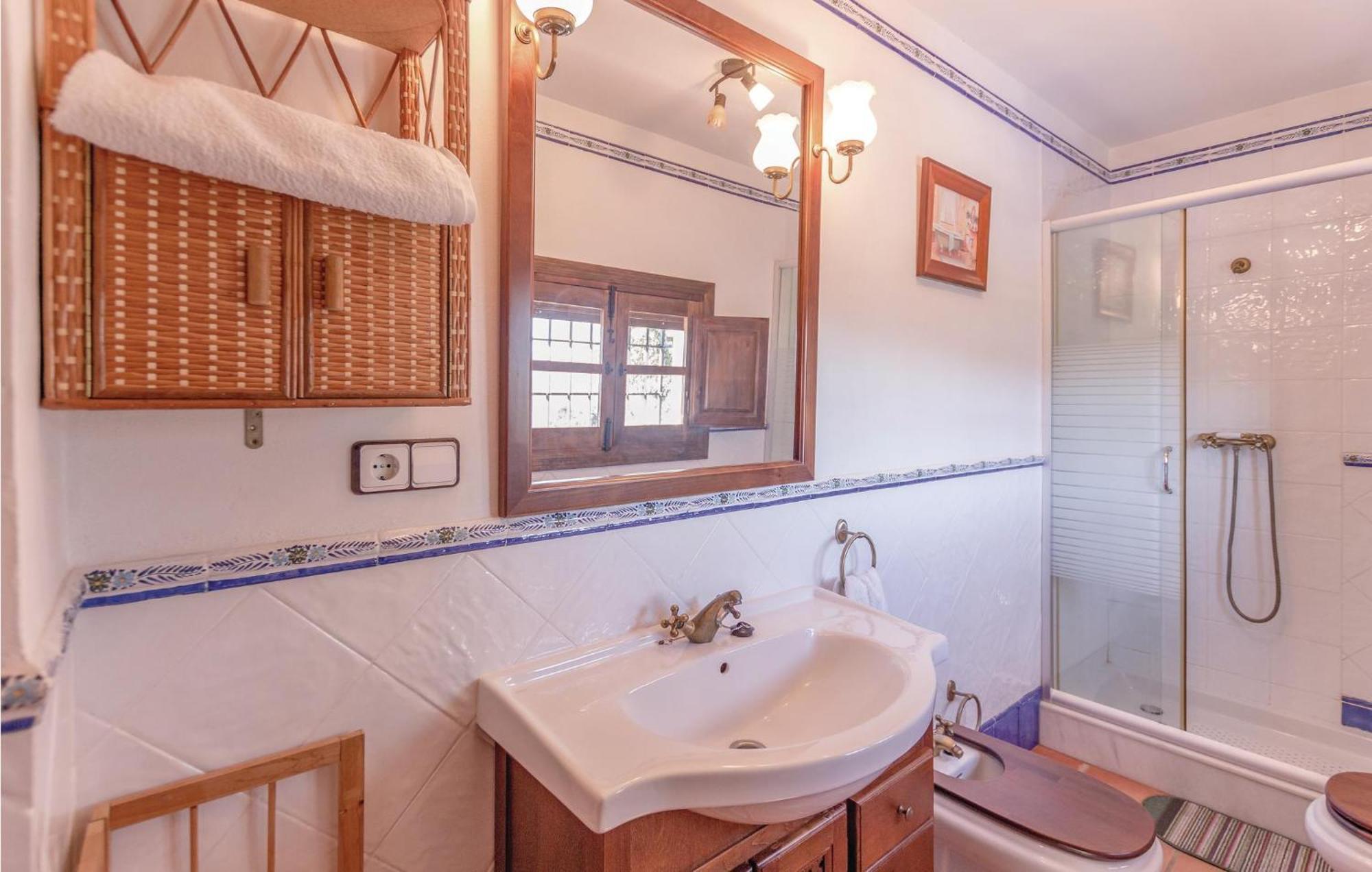 8 Bedroom Lovely Home In 伊斯纳哈尔 外观 照片